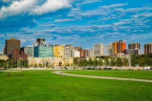 Las personas que emigran a Canadá pueden hacer todo esto y mucho antes, convertirse en ciudadanos canadienses (Become a Canadian).