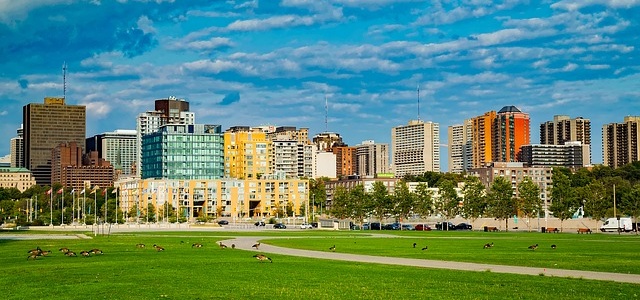 Las personas que emigran a Canadá pueden hacer todo esto y mucho antes, convertirse en ciudadanos canadienses (Become a Canadian).